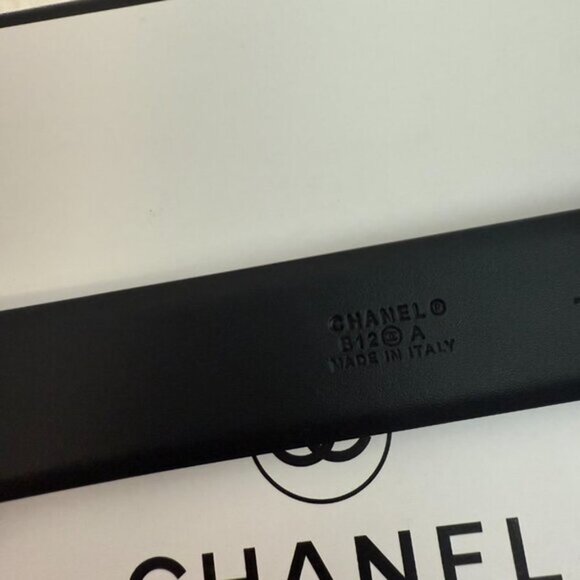 Opulent Quilted Belt with Textured Gold Buckle - Picture 6 of 7